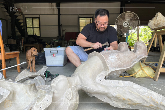 小天使由陶土塑形後翻模而生，鍛鐵藝術家-王柏霖 耐心打磨每一道工序，讓冰冷的金屬綻放溫潤的生命力。