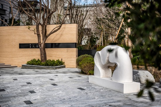 座落於大塊森鄰的公共藝術(shù)品『時光之河』，來自西班牙雕塑家–Nando Alvarez之手，從石雕作品中流露出時間和空間交互輕盈的抽象意涵，流動連續(xù)性的圓弧，形成一座時光之橋。