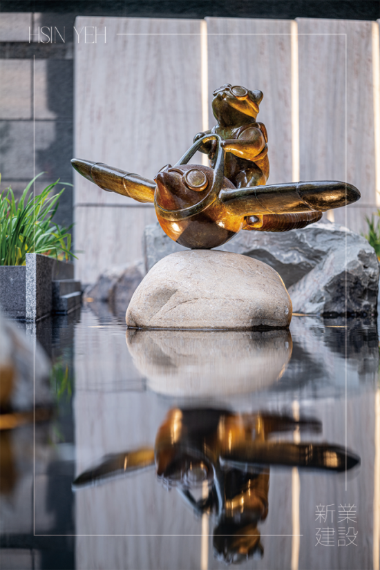 座落於築願(yuàn)景的公共藝術(shù)品『迎風(fēng)飛行』，來自藝術(shù)家–陳煜權(quán)之手，大廳入口的迎賓區(qū)象徵每位住戶都將乘著夢(mèng)想，駛?cè)胨{(lán)天白雲(yún)中。