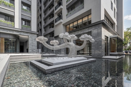 座落於自由居的公共藝術(shù)品『雲(yún)與樹』，來自藝術(shù)家–任大賢之手，迎賓樹的象徵，讓每位住戶回到家感受到貼切的溫暖。