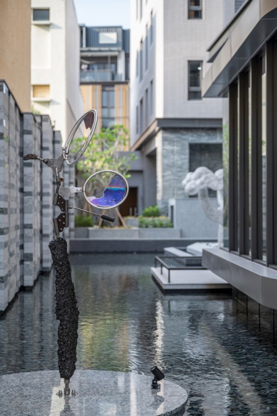 座落於自由居的公共藝術(shù)品『風(fēng)之歌』，來(lái)自日本雕塑藝術(shù)家–大隅秀雄之手，捕捉風(fēng)動(dòng)的動(dòng)力雕塑創(chuàng)作，以金屬進(jìn)行切割、再組裝，借助自然風(fēng)力，讓作品產(chǎn)生動(dòng)態(tài)的形式。金屬經(jīng)風(fēng)吹而緩緩移動(dòng)，剛硬線條顯得柔和，同時(shí)呈現(xiàn)閃爍的金屬反光變化，是為「捕捉來(lái)自內(nèi)心的風(fēng)」的創(chuàng)作理念。