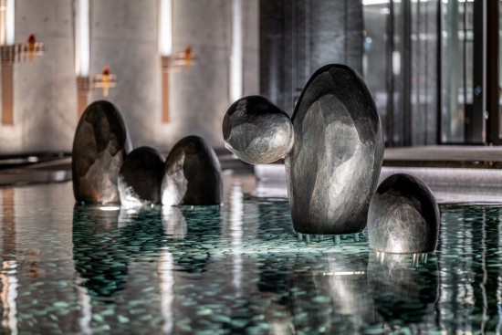 藝術(shù)品《漂浮著》給人一種安靜、沉澱內(nèi)心的時光氛圍，在忙碌的生活中能放慢步調(diào)，享受獨處的片刻寧靜、悠閒時光。