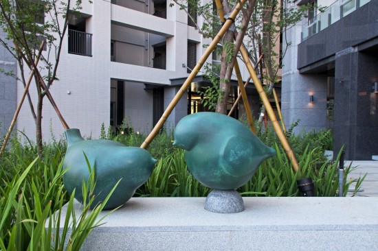 宜家公共藝術(shù)品-平凡的幸福。家屋旁的小麻雀隨處可見卻也生生不息，吱吱喳喳的碎語彷彿街巷間的交響樂。