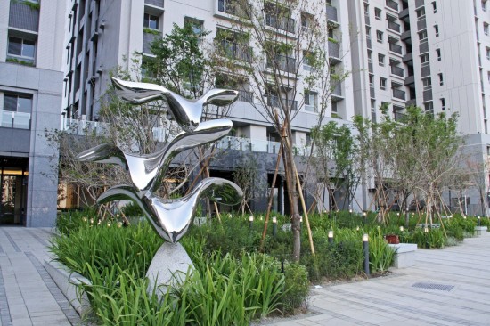 宜家公共藝術(shù)品-展翼翱翔。展開並擺動雙翼，朝向一覽無遺的藍(lán)天，奮力翱翔。