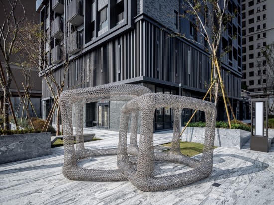 『灰階-方』完美落地於築之細道，於此優(yōu)雅地登場展演。