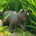 靈巧的貓兒踏上基地開挖的石頭，身影穿梭在花草之間，生動的姿態(tài)散發(fā)自在的氣息，映照出萬物共享大地的和諧景象。