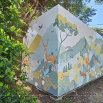 彩繪在貨櫃屋的圖案，連結(jié)臺(tái)灣在地物種穿山甲、山椒魚、藍(lán)鵲等，以及象徵守護(hù)沙鹿的梅花鹿，色彩與自然相互呼應(yīng)，為空間注入生命的氣息。