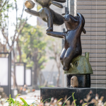 位於轉(zhuǎn)角一偶的另一處作品，以家為基底的設(shè)計(jì)概念，將浮兔栩栩如生的肢體動(dòng)作以堆疊方式延伸，猶如《風(fēng)來了》一般。