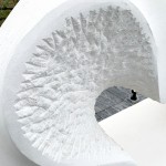 一敲一鑿的雕刻出一絲一絲的紋路，呈現(xiàn)出的粗糙面與打磨面，形成有趣的對比。