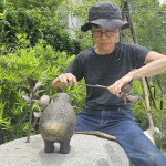 金工藝術家-楊夕霞從大自然汲取靈感，以細膩的觀察與描摹將植物化為造型，為金屬注入靈動的生命氣息。