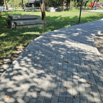 步道更新成高壓透水磚，透過美學(xué)及無障礙環(huán)境設(shè)置，解決公園高低差現(xiàn)象及舖面材料不連續(xù)的問題，同時(shí)利用透水磚設(shè)計(jì)，有效解決積水、防滑問題，不僅美觀、環(huán)保且易於維護(hù)與修復(fù)。