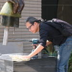 金工藝術(shù)家 陳煜權(quán)老師，認(rèn)真專注地對(duì)待每一件作品，視如己出般的細(xì)心照看，完成最後的安裝作業(yè)。