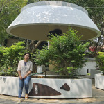 外觀獨(dú)特的蘑菇亭，由藝術(shù)家-張婷雅 創(chuàng)作金屬鐵件雷切藝術(shù)裝飾，從大自然的種子、葉子及植物汲取靈感，在花圃表面裝飾，彷彿被大自然環(huán)抱。