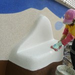 放學與同伴坐在椅子上，感受自在遨遊的時光，在公共藝術品【友．相伴】的構想中，人與自然是共生共存的關係，延伸出立體的座椅，作為相依相惜的象徵。