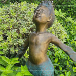 小天使出自 鍛鐵藝術家-王柏霖 之手，臉部五官刻畫入微、神情生動，彷彿正感受迎面而來的清風，將那份細緻而溫柔的喜悅，悄然送入住戶心中。