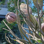 樹上的葉片與果實皆以紅銅片鑄造，經過敲擊、塑形後，再一片片焊接於枝條上，展現(xiàn)出栩栩如生的自然風貌。