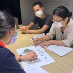 新業(yè)團隊與藝術家討論東區(qū)成功國小、育英國中人行道的美化計畫，雖然專業(yè)不同，但目標是相同的，為的都是讓孩子們在日常接觸自然，感受最真實的樸實。