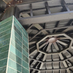 八角亭內(nèi)上方曾因歲月而斑駁，如今重新梳理歲月痕跡後，舊有的氣息也悄然浮現(xiàn)。