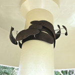 蘑菇亭內(nèi)上方，由藝術(shù)家-張婷雅 創(chuàng)作，以金屬環(huán)繞的藝術(shù)品點(diǎn)綴，靈感來自年輪、巢穴的形狀，夜裡燈光落下，更為這座涼亭增添一抹優(yōu)雅與靜美。