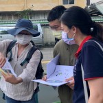 建築師與藝術家張婷雅(圖左一)，透過圖面的討論與現場實際模擬，讓「自然元素寓教於樂」，想給孩子們天馬行空的想像空間。