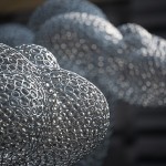 不鏽鋼圈的獨特光澤、線條恣意創(chuàng)作，焊接成千上萬個點、勾勒出平滑流線，線的軌跡連成面、點線面最終構(gòu)出方體。