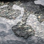 作品以不銹鋼圈為主，穿透與線條的延伸，逐光水波粼粼，篩落光影，自然光線與陰影交織輝映。