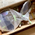 由藝術(shù)家在日本製作完成，裝箱空運(yùn)來(lái)臺(tái)的『風(fēng)之歌』，並內(nèi)附組裝分解圖，到臺(tái)灣後由工作人員一步步組裝而成。(圖為樸石藝術(shù)提供)