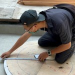 底座鐵盤定位，師傅仔細的測量藝術(shù)品定位位置。