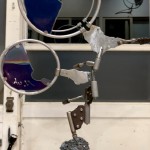 藝術(shù)家使用不銹鋼、銅、鈦、鋁等各類機(jī)械構(gòu)件，經(jīng)雙手裁切、敲擊、鍛造，多種類的金屬集結(jié)在一起，媒材多元卻也單一，組合起來(lái)不需塗飾表層，也能顯見(jiàn)和諧感及完整性。(圖為樸石藝術(shù)提供)