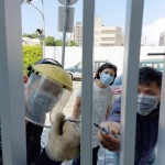 藝術(shù)家─曾永玲與安裝師傅們認(rèn)真的目光，穿透過隔柵縫隙，眼神中訴說(shuō)著對(duì)藝術(shù)品《上學(xué)趣》的期待。(圖為藝術(shù)品安裝當(dāng)日)