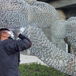 確認各物件定位的角度後，進行焊接讓藝術(shù)體慢慢拼湊完成。