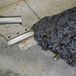 鐵製零件，利用火炬將鐵熔化後，藉由堆疊製作許多小零件，再通過(guò)焊接許多零件來(lái)製作樣式型式，而後經(jīng)由再次融化並反覆堆疊再堆疊。(圖為樸石藝術(shù)提供)