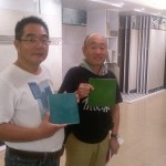 設(shè)計(jì)師石村敏哉(左)  VS  藝術(shù)家駿 河敏(右)，親自為雕堡選材。