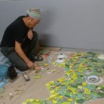 藝術(shù)家將馬賽克磚，細(xì)心且專注地裁切、研磨成一塊塊拼貼，並先以1；1的比例於木板上進(jìn)行模擬拼貼，在放樣時(shí)，能更接近立體錐體的精準(zhǔn)度。