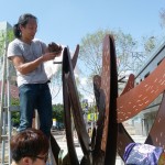 透過蠟模固定、鐵材切割、拼裝上色、最後實地裝置，每個細節(jié)毫不馬虎。