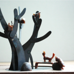 新業(yè)在觀峰旁鑄了一棵不開花的鐵樹，樹上住了一家人，樹屋裡有鳥，樹下擺了一張長凳，有隻貓早已佔據(jù)，開心地揚起小尾巴。