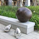 宜家公共藝術(shù)品-平凡的幸福/養(yǎng)育。在孩子面前，再強(qiáng)韌的男人，也會收起承擔(dān)著世界的雙翼，目光凝視兒女久久不移。