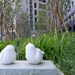 宜家公共藝術(shù)品-平凡的幸福/期待。麻雀寶寶仰望向藍(lán)天，目光盡是對美好未來的期待光芒。