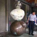 前往桃園工廠場堪，簡福榮總經(jīng)理(右一)確認(rèn)尺寸與上色的半成品。