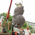 宜家公共藝術(shù)品-平凡的幸福/承擔(dān)，出動大型吊車，準(zhǔn)備安裝定位。