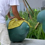 工作人員將藝術(shù)品上油保護(hù)，準(zhǔn)備迎接即將一起生活的家人們。