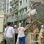 齊心協(xié)力地將藝術(shù)品，安穩(wěn)地座落在基座上。