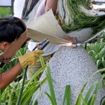 師傅小心焊接，固定在指定位置。