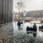 夕陽餘暉照映下，山林與雲(yún)兒與水中閑靜自適地『漂浮著』。