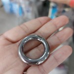 藝術(shù)家以簡約的不銹鋼圈為基底，透過完美線條勾勒與立體空間交錯，構(gòu)成壯麗的主體。