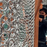 運用簡約的幾何元素勾勒出輪廓、架構(gòu)，將平凡日常的感受與體會，幻化成作品豐富的圖說語彙。