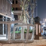 走在天幕漸暗、燈火閃爍的城市中，『灰階-方』在燈光的折射下，散發(fā)出與白天不同面的迷人樣貌。