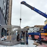 出動大型吊車，將藝術(shù)品調(diào)整到最適合的角度、定位，準備揭開優(yōu)雅展演的序幕。