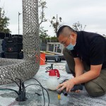 藝術(shù)家透過「洗洞」分別在地面鑿出六個洞，再運用螺紋吊環(huán)固定，為確保藝術(shù)品安全坐落於此。
