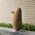 將這些原石創(chuàng)作成一隻隻逗趣、富有生命力的鳥兒，用藝術(shù)家的「鐵石心藏」展現(xiàn)每段故事的獨(dú)特之處。